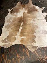 Load image into Gallery viewer, Cowhide #37 Tan Brindle Hide
